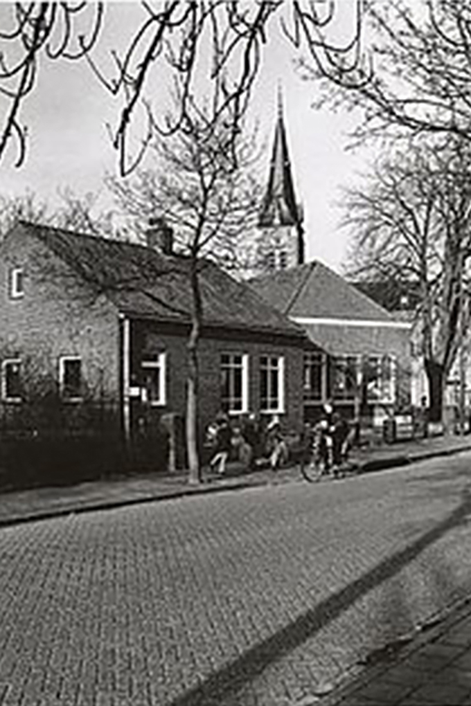 achteraan het lokaal van de eerste klas van de Aloysius jongensschool. Het gebouw aan de voorkant is weg en heeft plaats gemaakt voor appartementen.